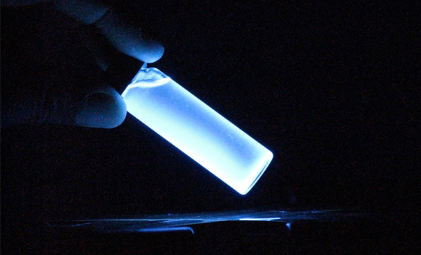 Naturally fluorescing polymer nanoparticles